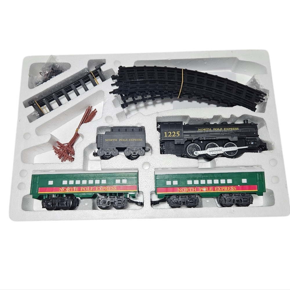 NEW EzTec 29 Piece North Pole Express Christmas Train‎ Set Battery Operated Toy